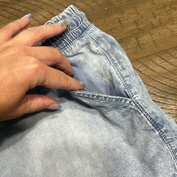 Celebrity Pink pull on jean shorts size medium - Picture 3 of 9